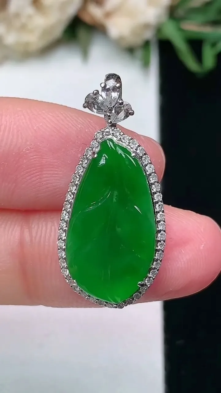 天然A货翡翠金枝玉叶 叶子吊坠，尺寸27.4-12.6-6，裸石18.8-10，重量:2.97g
1月27日