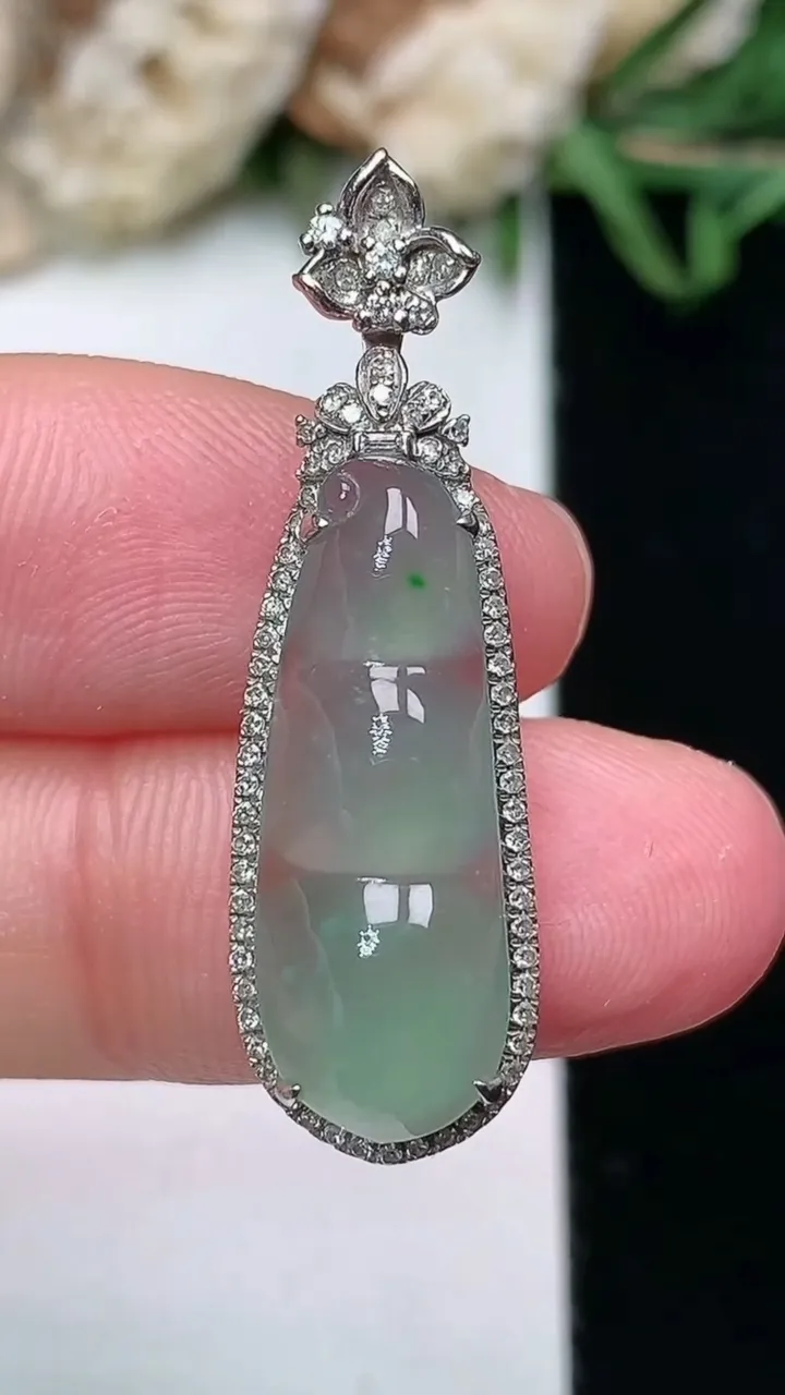 天然A货翡翠福豆吊坠，尺寸33.4-10.3-7.8，裸石22.3-8.2，重量:3.12g
1月2