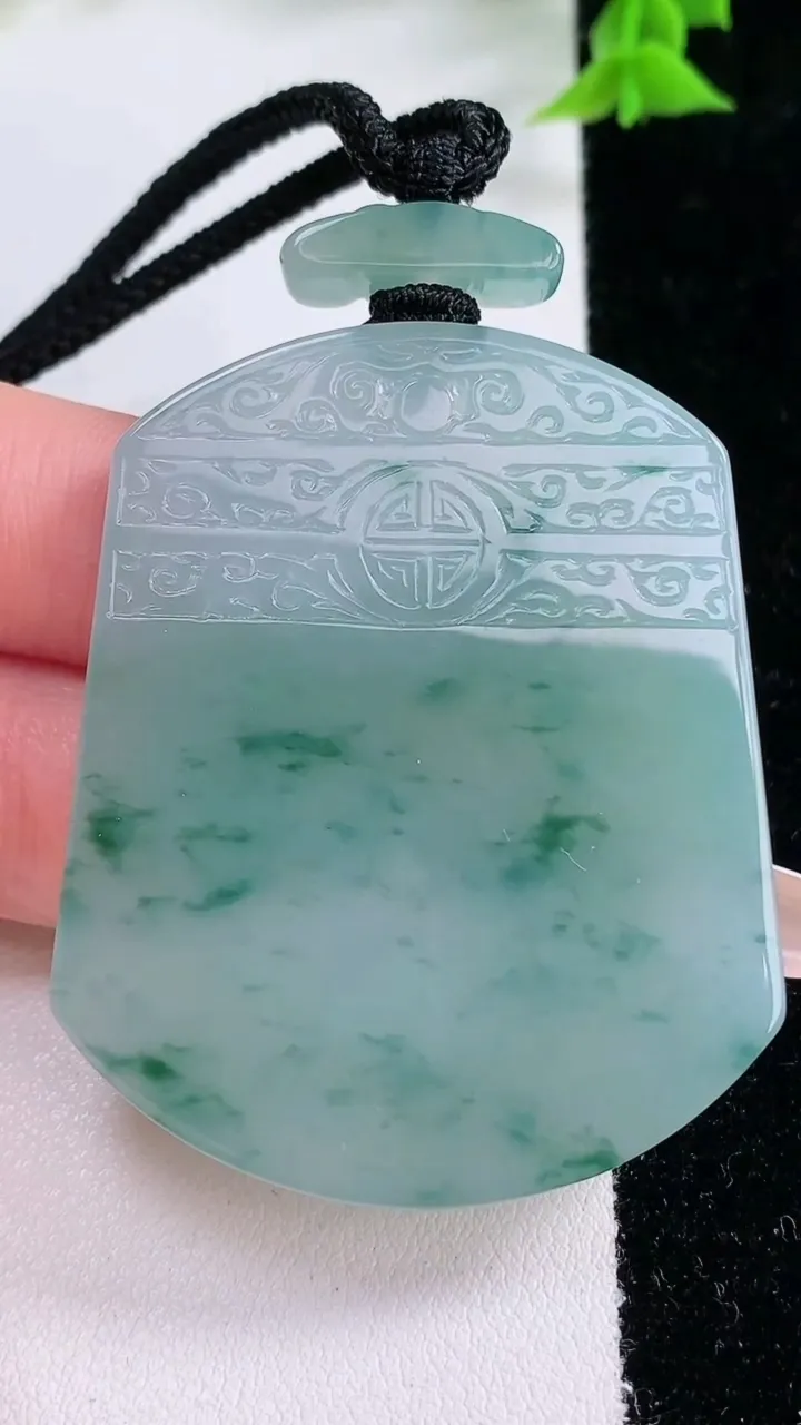 天然A货翡翠种飘花仿古无事牌吊坠，尺寸51.4-41.8-5.5，重量:37.92g
1月27日