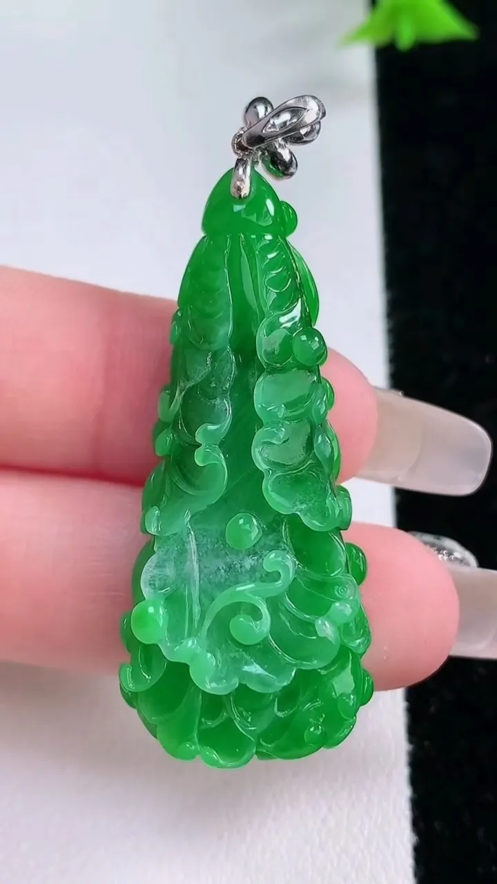 天然A货翡翠白菜吊坠，尺寸44-17-7，重量:9.04g
1月27日