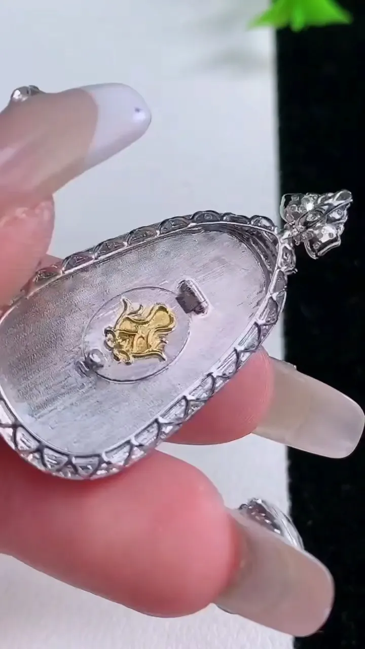 天然A货翡翠如意吊坠，尺寸39-19-6.2，裸石27.5-17.5重量:4.80g
1月27日