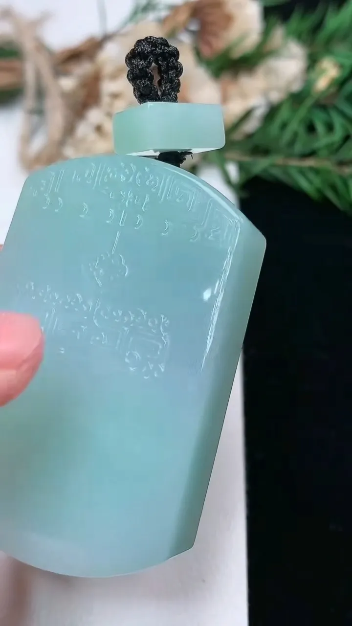 天然A货翡翠仿古无事牌吊坠，尺寸52.9-35-11.5，重量:65.27g
1月27日