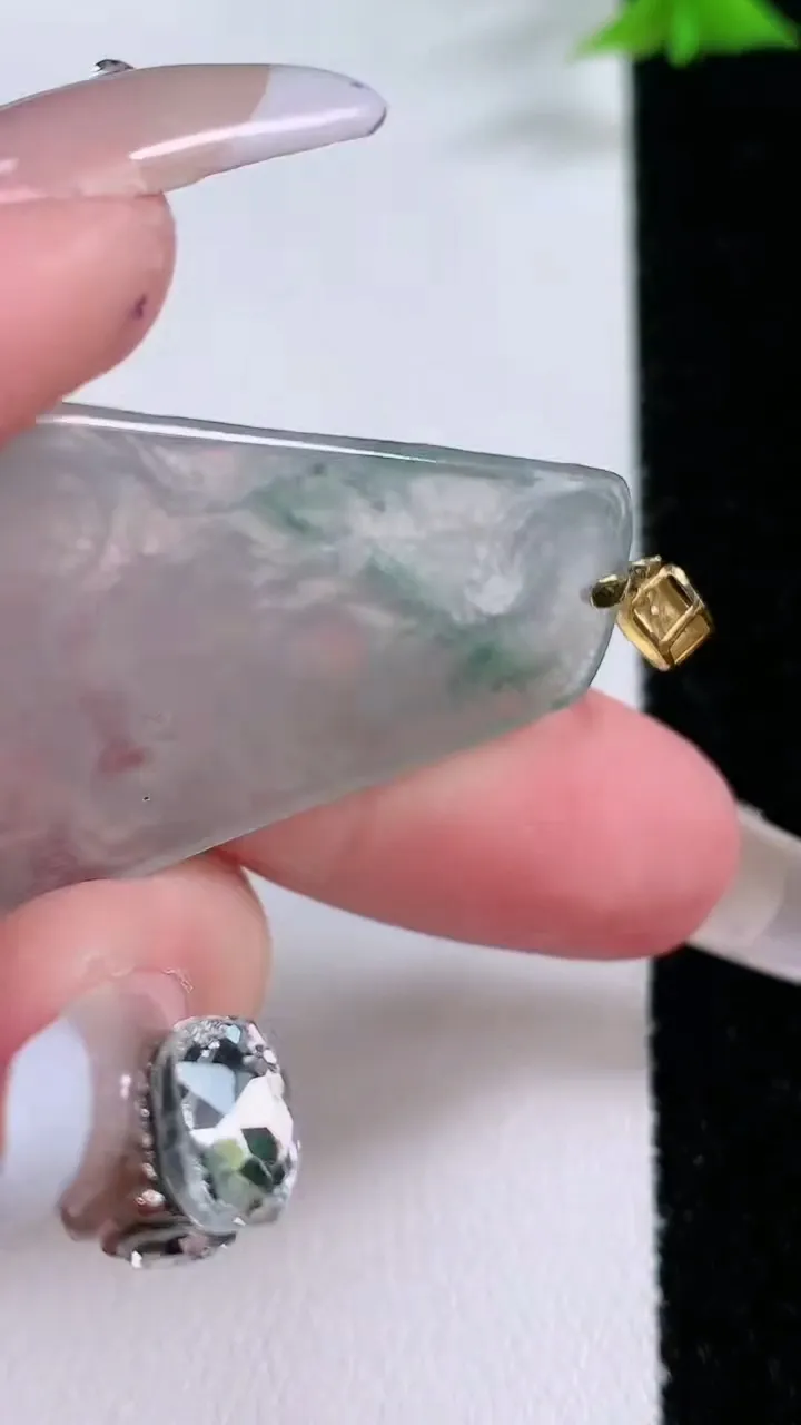 天然A货翡翠种飘花龙牌吊坠，尺寸33.7-24.8-3.7，重量:5.92g
1月27日