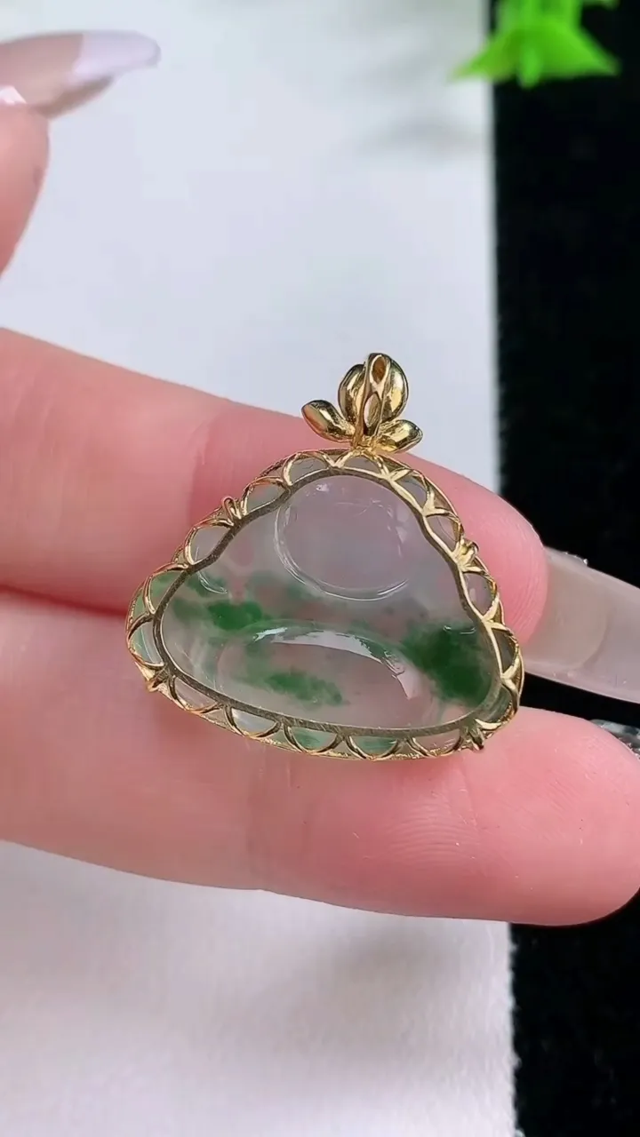 天然A货翡翠种飘花佛公吊坠，尺寸17.7-23-5.6，重量:3.21g
1月27日