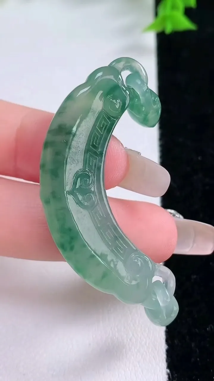 天然A货翡翠冰种飘花如意锁吊坠，尺寸12-55.3-6，重量:11.68g
1月27日