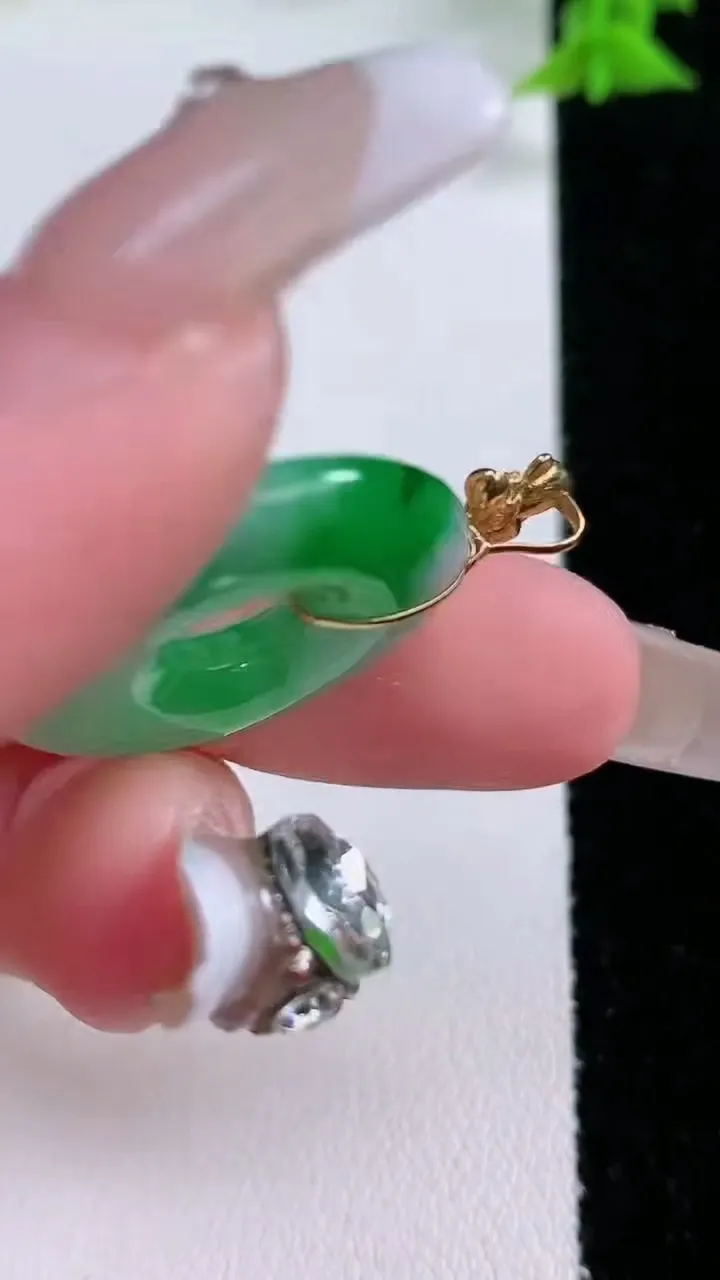 天然A货翡翠平安环吊坠，尺寸24-4.5，重量:5.57g
1月27日