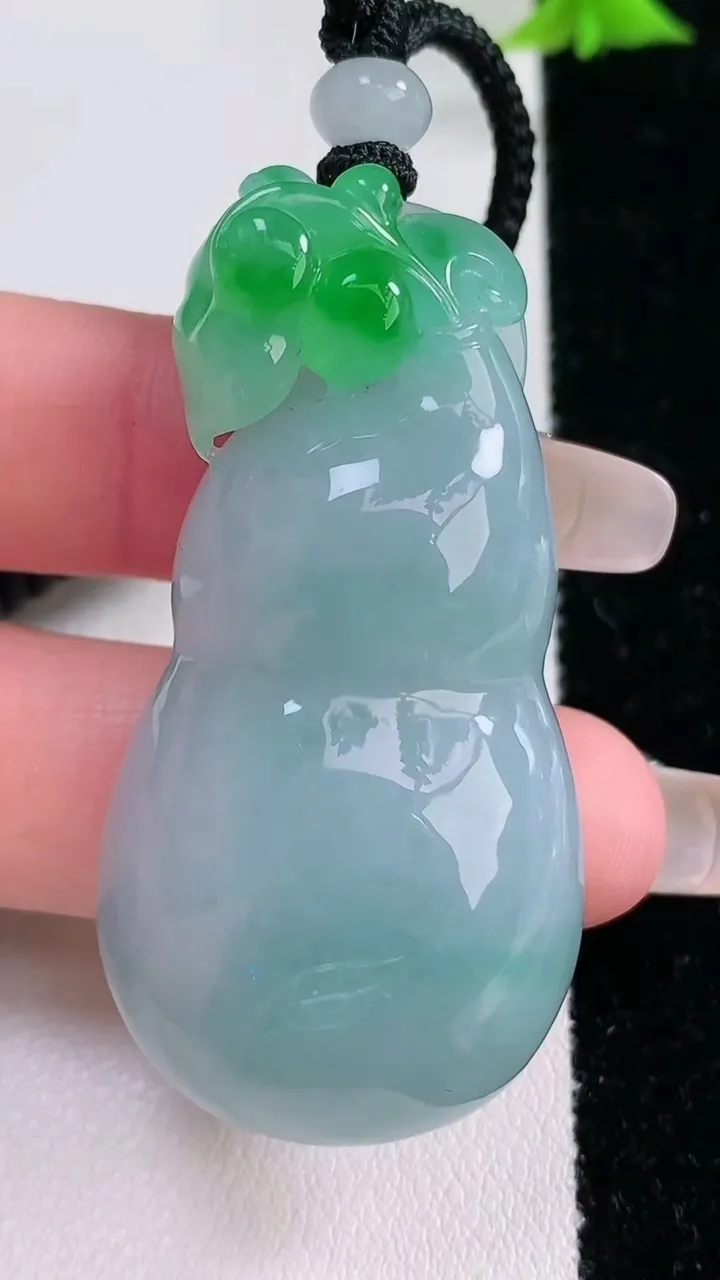天然A货翡翠葫芦吊坠，尺寸52.2-26.7-12.5，重量:36.10g
1月27日