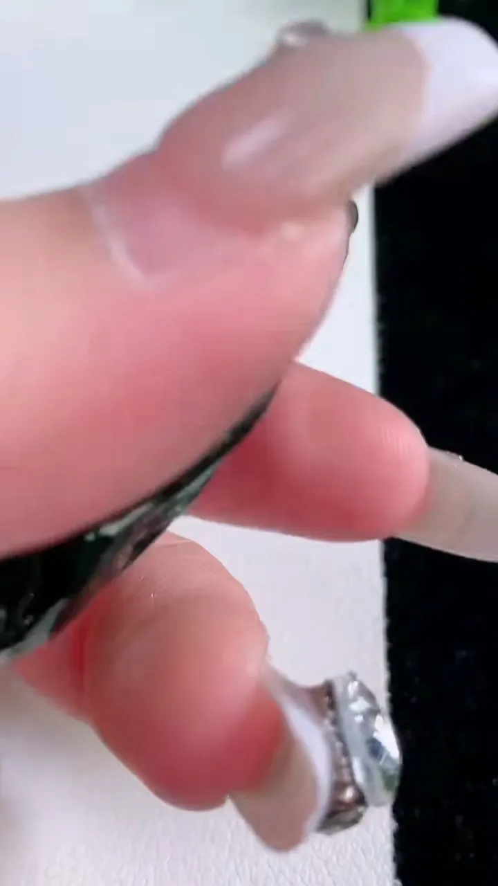 天然A货翡翠龙牌吊坠，尺寸43-32.2-17.4，重量:35.91g
1月27日