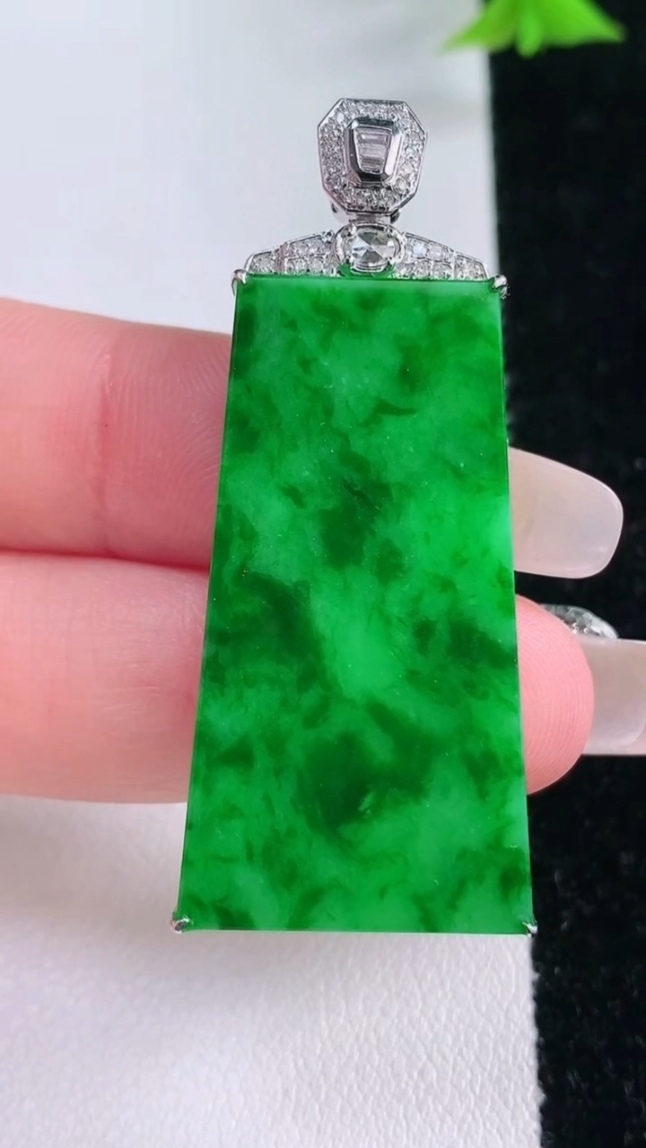 天然A货翡翠无事牌吊坠，尺寸47.7-37.5-18-4.8，重量:6.75g
1月27日