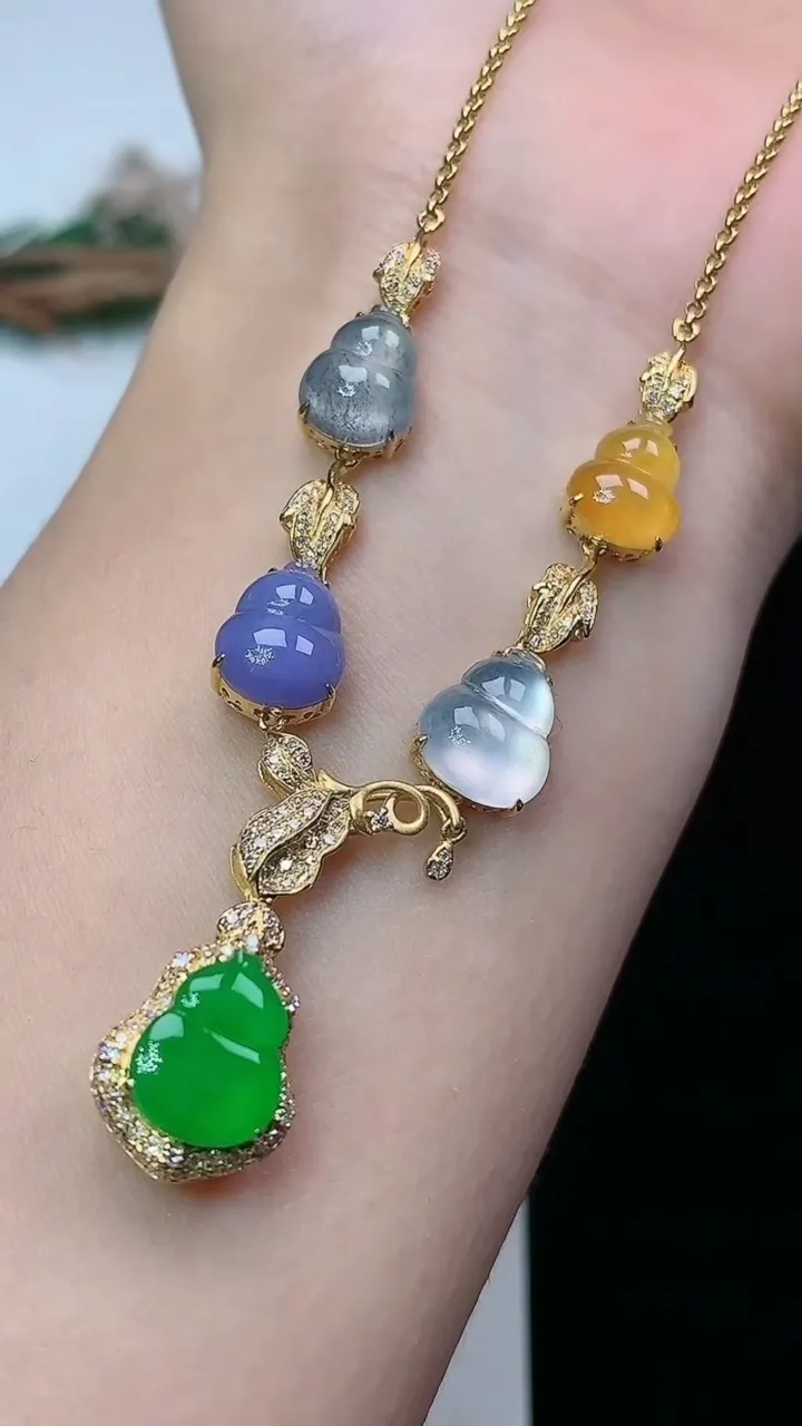 天然A货翡翠四彩葫芦项链，尺寸10.2-8，重量:9.75g
1月27日