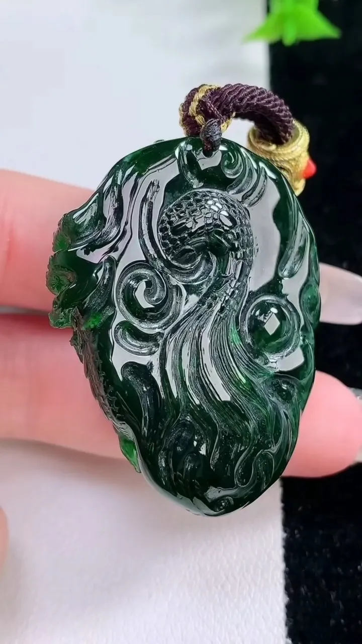 天然A货翡翠龙牌吊坠，尺寸43-32.2-17.4，重量:35.91g
1月27日