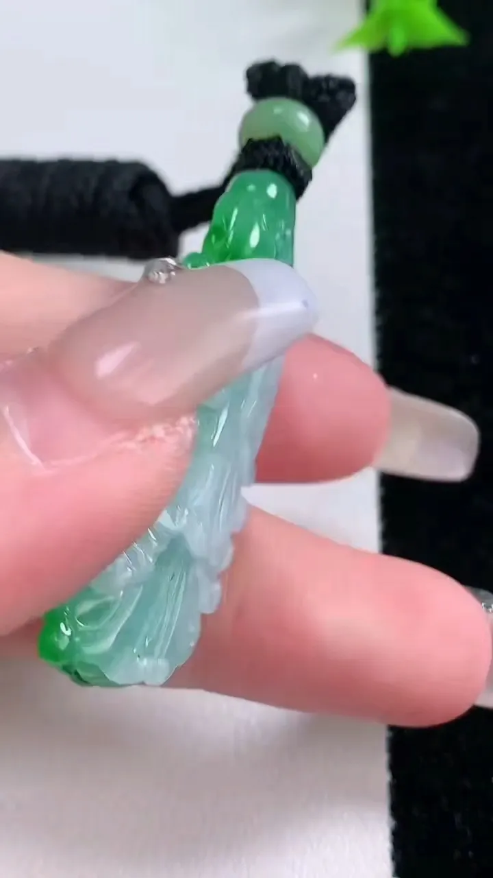 天然A货翡翠白菜吊坠，尺寸42.4-17.2-9.6，重量:14.28g
1月27日