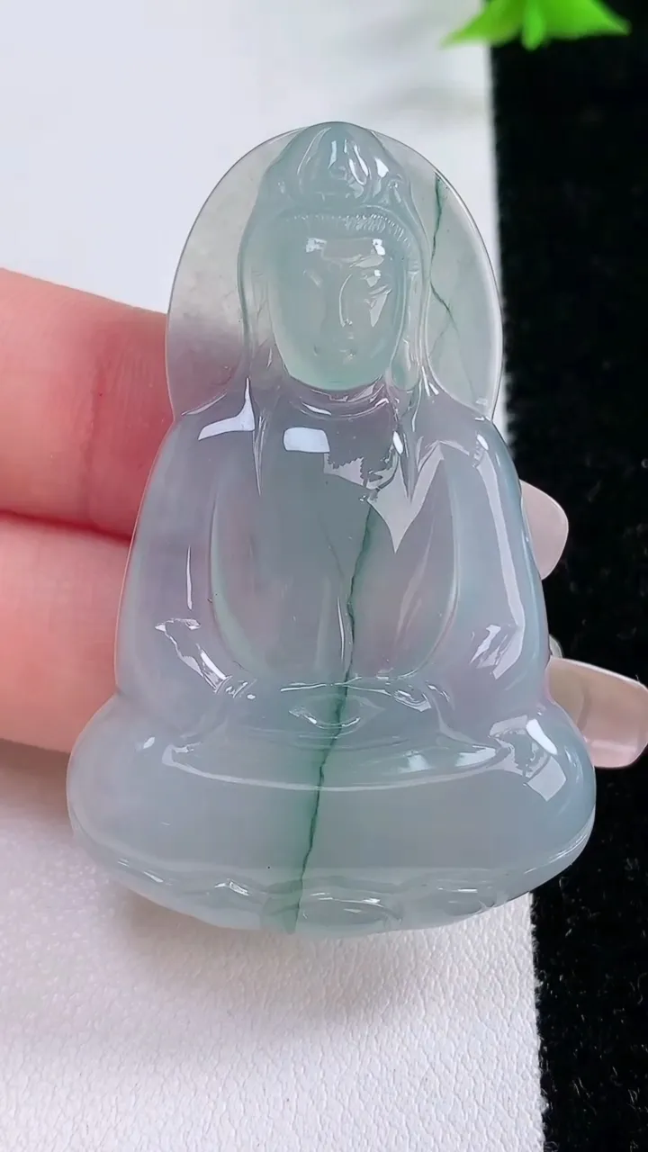 天然A货翡翠种飘花观音菩萨吊坠，尺寸51.7-34.2-6，重量:18.00g
1月27日