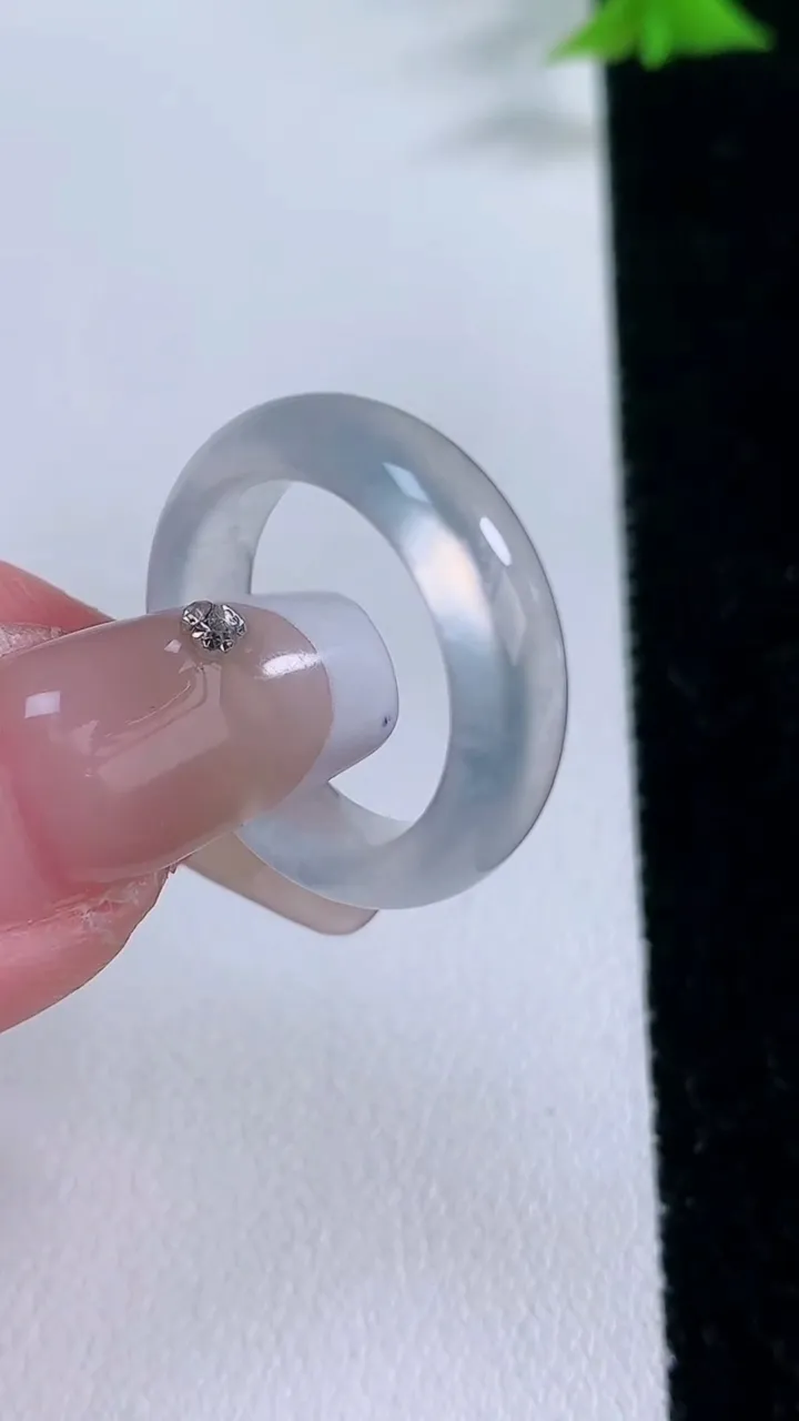 天然A货翡翠种白冰指环戒指，尺寸15.8-5.4-3.2，重量:3.42g2026年1月27日
工厂