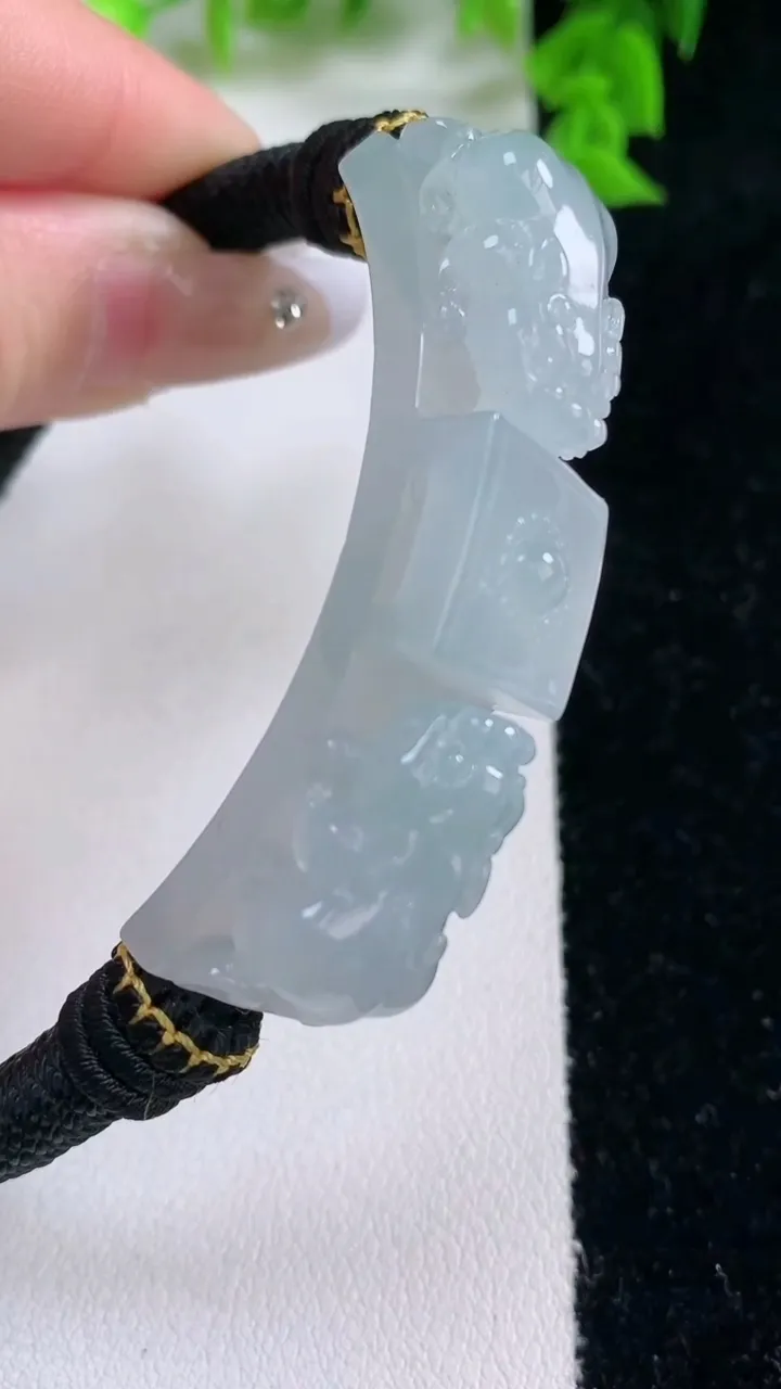 天然A货翡翠貔貅手牌，尺寸52-12.2-10.4，重量:30.20g
1月27日