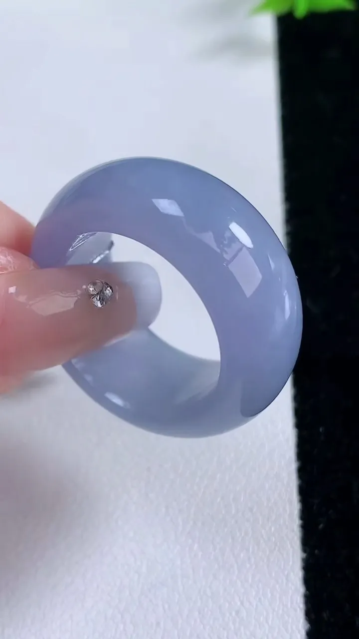 天然A货翡翠紫罗兰指环扳指，尺寸20.2-11.8-5，重量:14.38g2026年1月27日
工厂直销收藏佳品,种好水足，色泽均匀，有种有色，上手高大气！