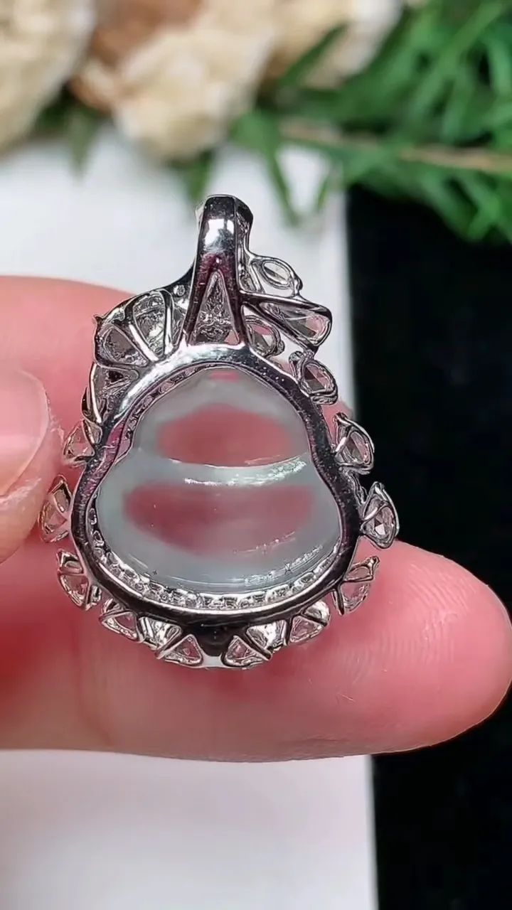 天然A货翡翠白冰葫芦吊坠，尺寸24.9-18.7-11.8，裸石12.2-13.4，重量:3.76g
1月27日，重量:3.76g