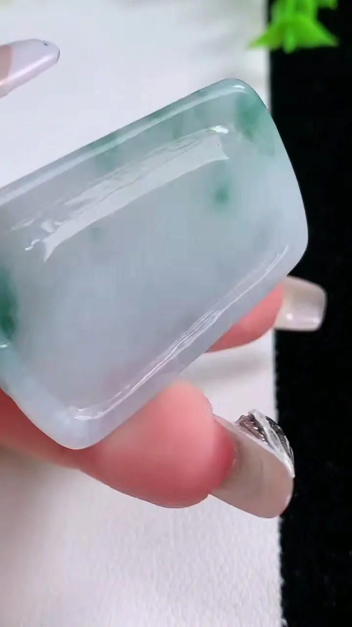 天然A货翡翠飘花普贤菩萨吊坠，尺寸40.4-28.8-6.5，重量:16.30g
1月27日