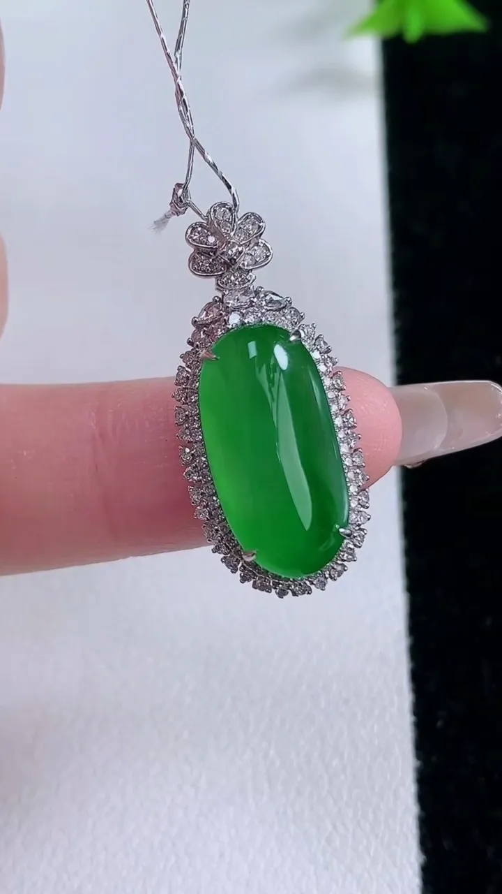 天然A货翡翠福瓜吊坠，尺寸27.3-12.3-8，裸石16.5-8重量:3.00g
1月27日