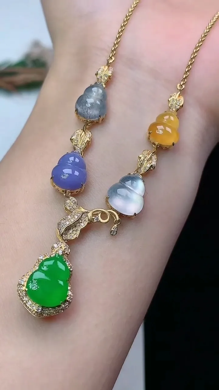 天然A货翡翠四彩葫芦项链，尺寸10.2-8，重量:9.75g
1月27日