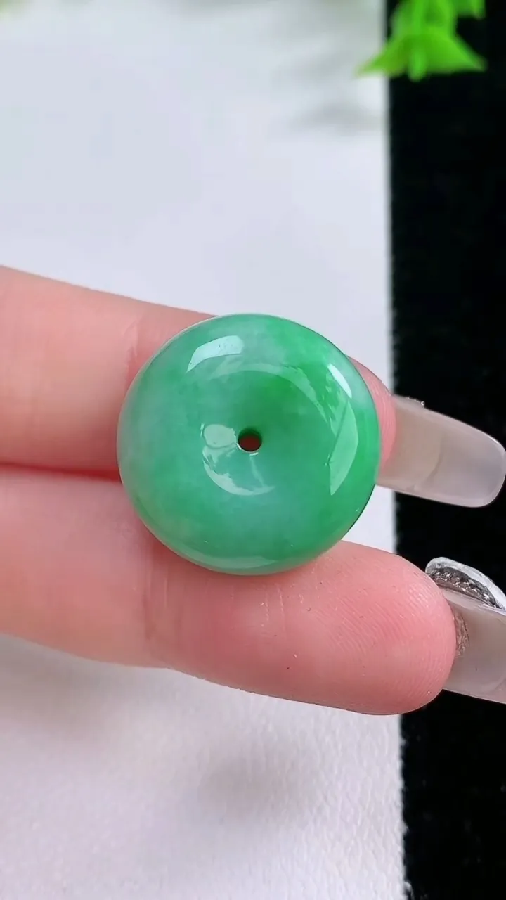 天然A货翡翠平安扣吊坠，尺寸20-9，重量:8.23g
1月27日