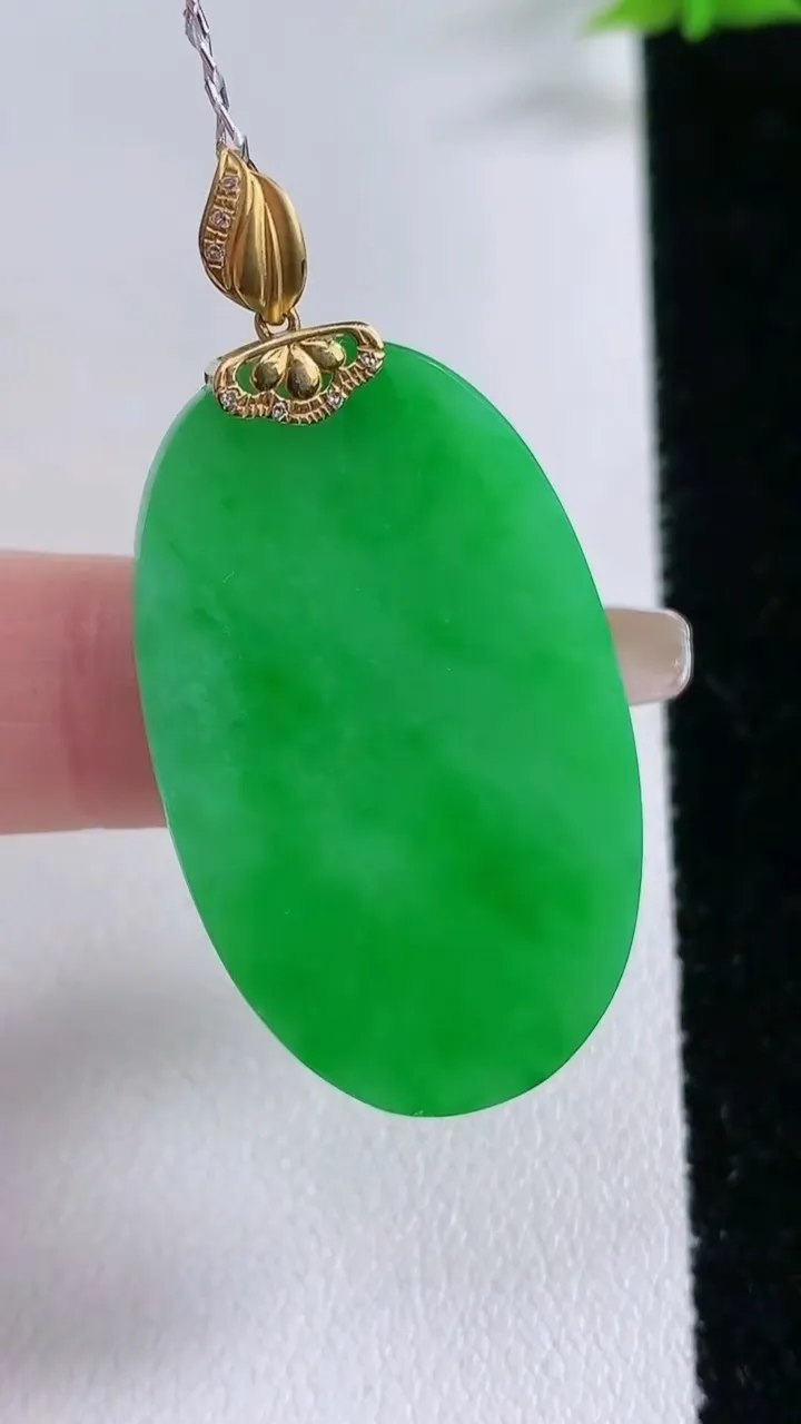 天然A货翡翠无事牌吊坠，尺寸37-21.4-3.3，重量:8.36g
1月27日