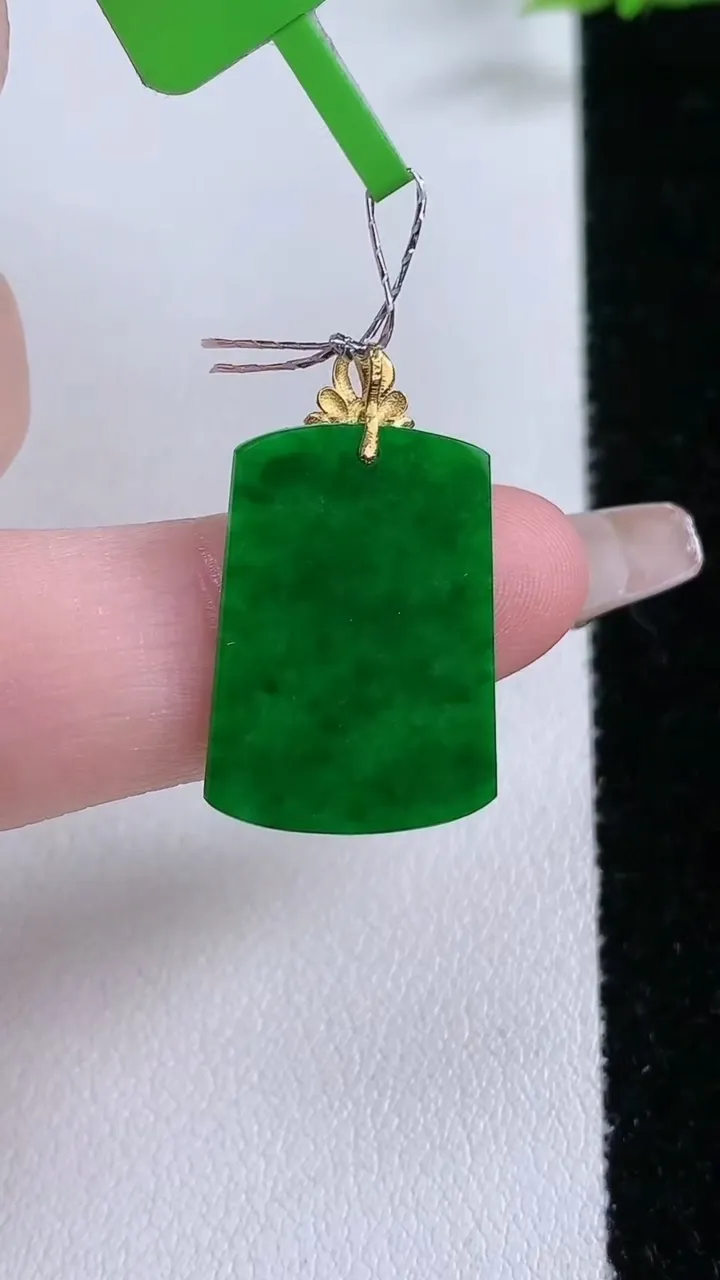 天然A货翡翠无事牌吊坠，尺寸20-14.6-1.4，重量:1.70g
1月27日