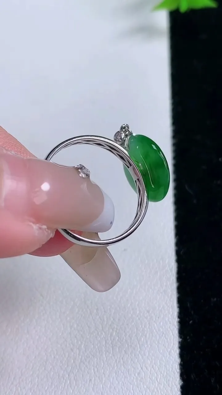 天然A货翡翠平安扣戒指，尺寸17.3-12-4.7，重量:2.43g2026年1月27日
工厂直销收藏佳品,种好水足，色泽均匀，有种有色，上手高大气！