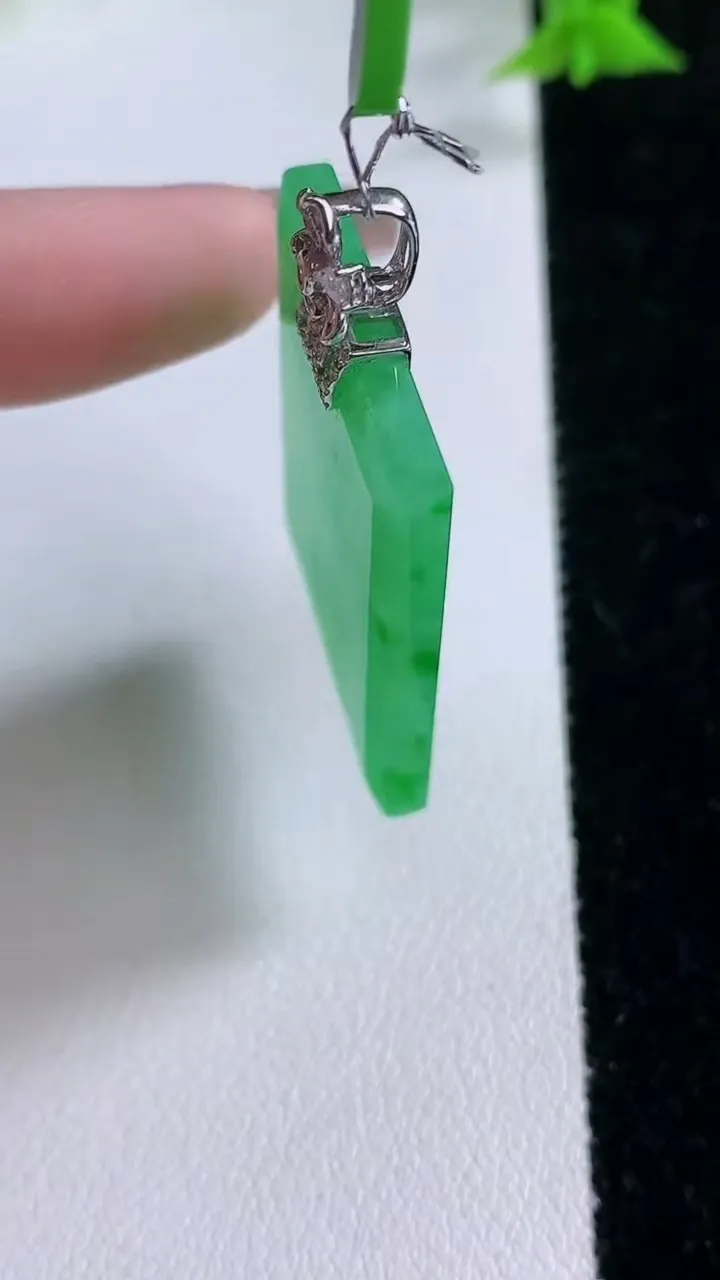 天然A货翡翠无事牌吊坠，尺寸32-24.2-3.6，重量:10.57g
1月27日