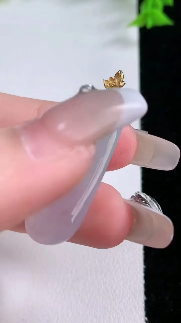 天然A货翡翠福瓜吊坠，尺寸33-12.4-5，重量:4.92g
1月27日