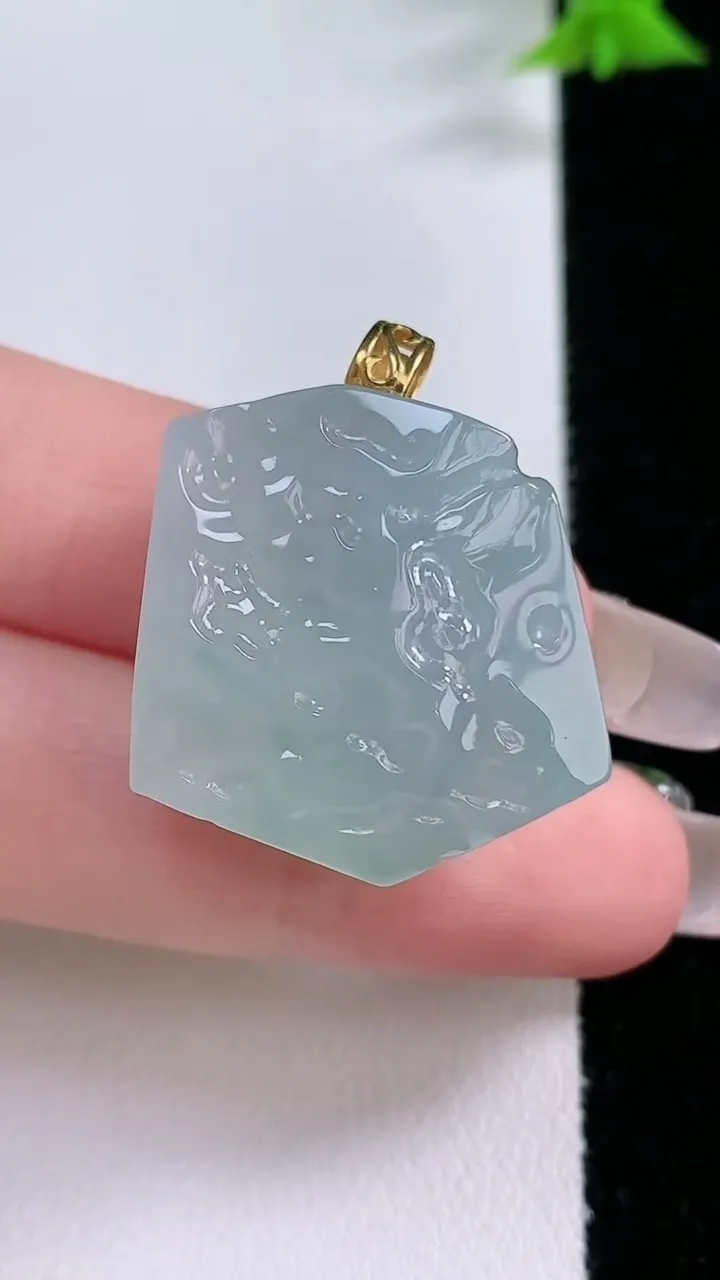 天然A货翡翠原石吊坠，尺寸24.6-22.8-12.5，重量:13.38g
1月27日