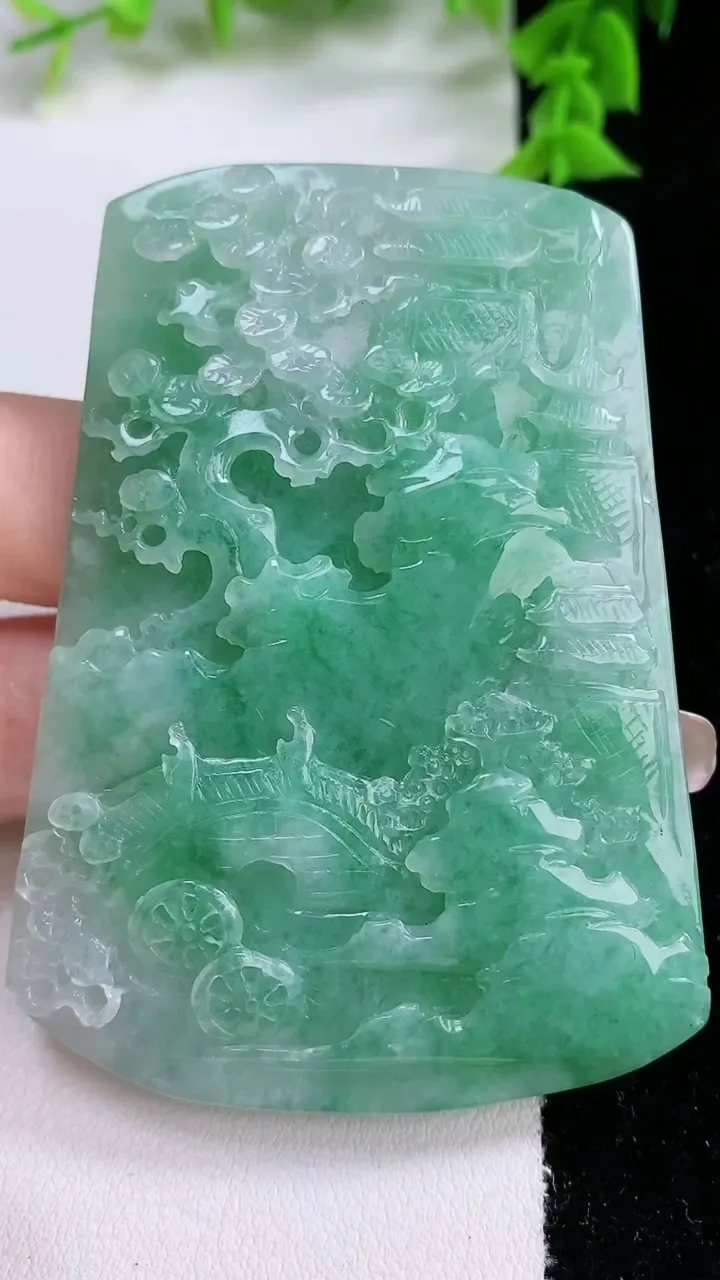 天然A货翡翠山水牌吊坠，尺寸69.6-30.2-7，重量:55.58g
1月27日