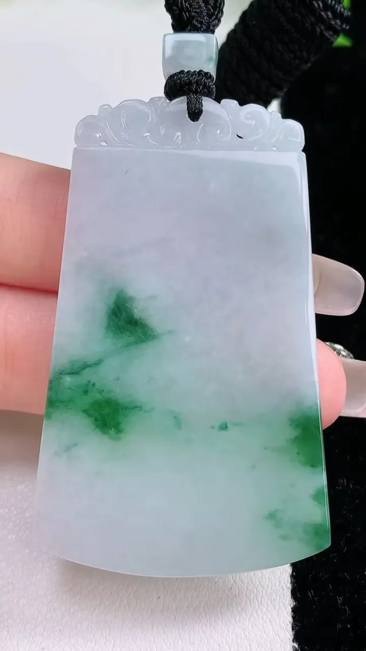 天然A货翡翠飘花无事牌吊坠，尺寸56.5-34-3.5，重量:24.62g
1月27日