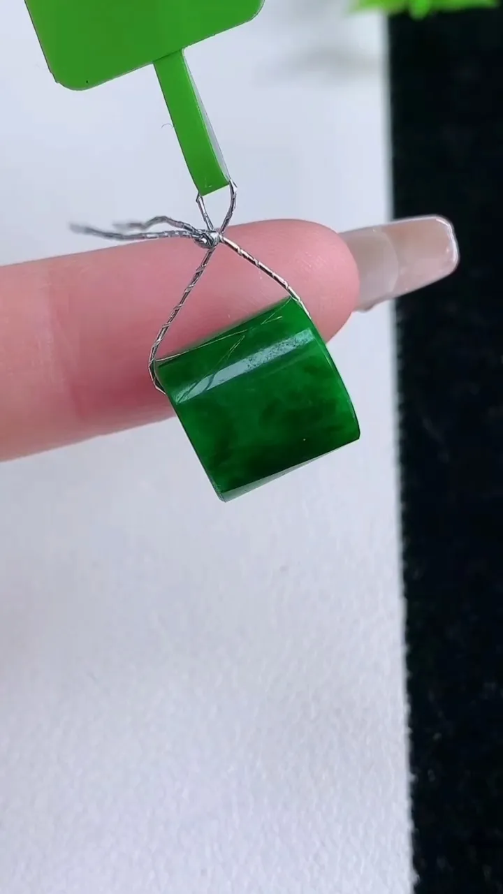 天然A货翡翠路路通吊坠，尺寸10-10.6，重量:2.34g
1月27日