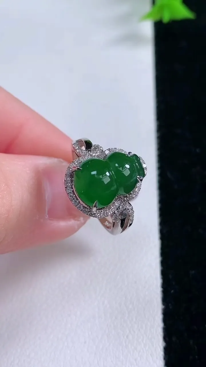 天然A货翡翠葫芦戒指，尺寸17.3-12-7.8-8，重量:4.48g2026年1月27日
工厂直销收藏佳品,种好水足，色泽均匀，有种有色，上手高大气！