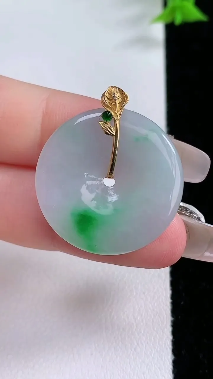 天然A货翡翠平安扣吊坠，尺寸26-3.5，重量:5.98g
1月27日