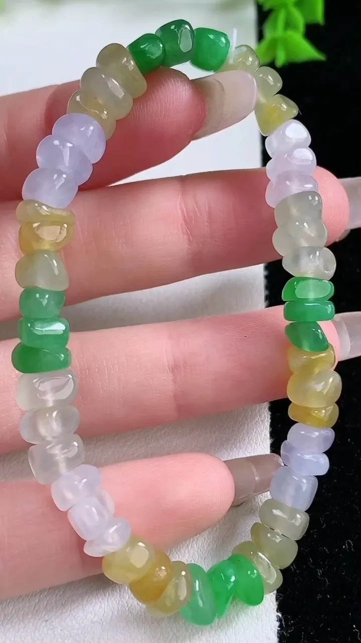 天然A货翡翠三彩原石手串，尺寸6.3-3.4颗，重量:15.75g1月27日
工厂直销收藏佳品,种好