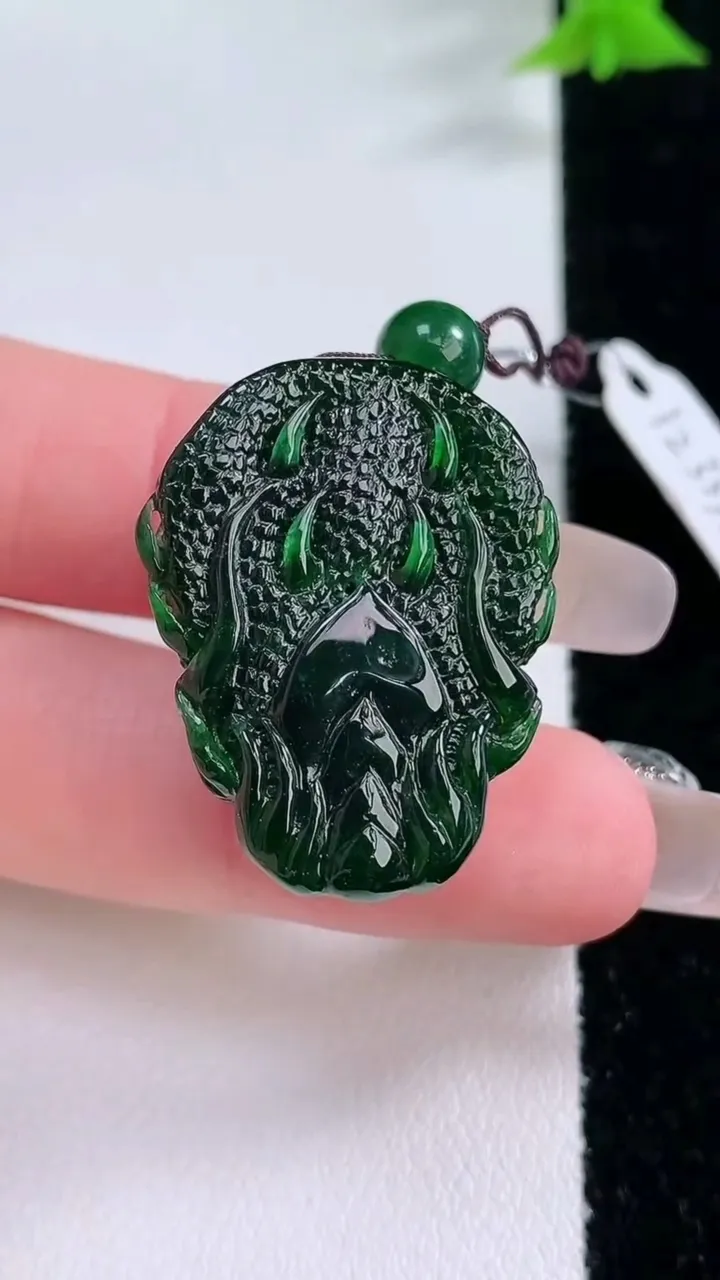 天然A货翡翠龙牌吊坠，尺寸29-22.4-12，重量:13.78g
1月27日