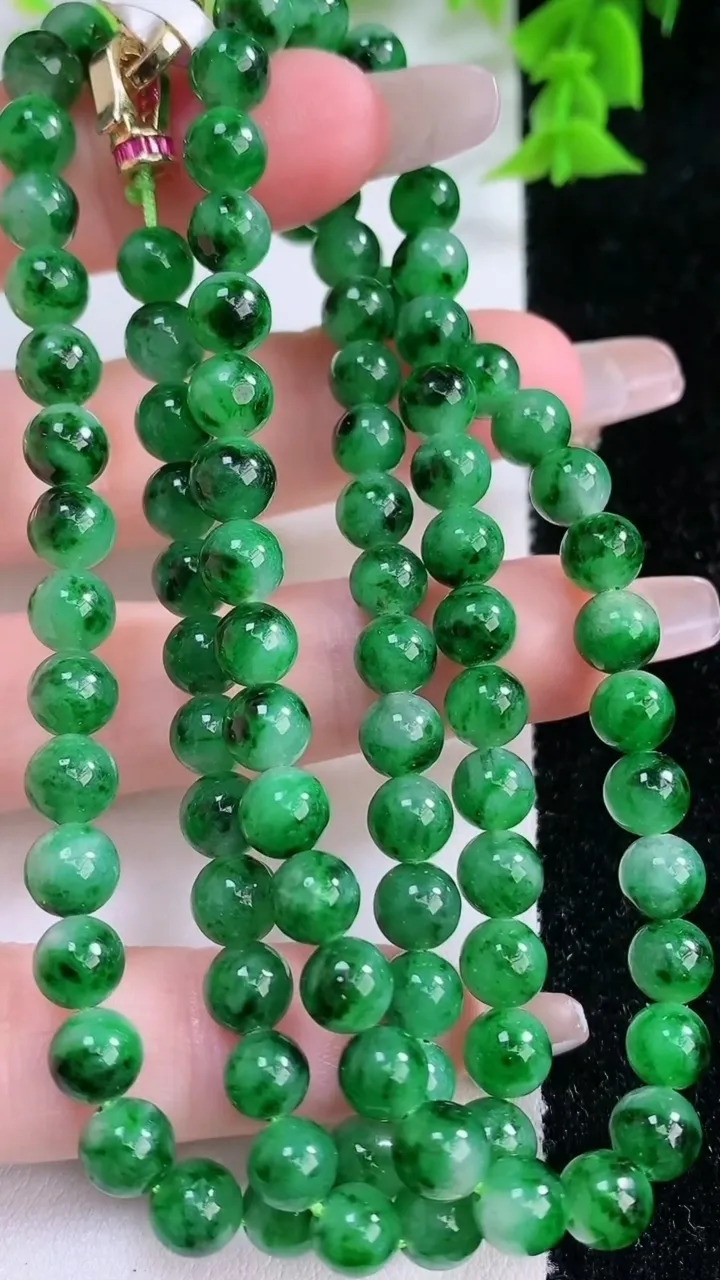 天然A货翡翠圆珠项链，尺寸5.8-98颗，重量:41.63g1月27日
工厂直销收藏佳品,种好水足，色泽均匀，有种有色，上手高大气！