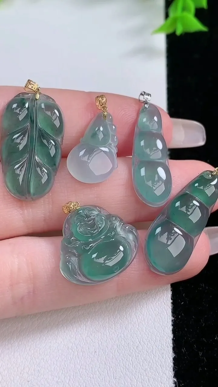 天然A货翡翠18K金蓝水金枝玉叶 叶子吊坠一手，尺寸23-13-2.6，重量:8.38g
1月27日