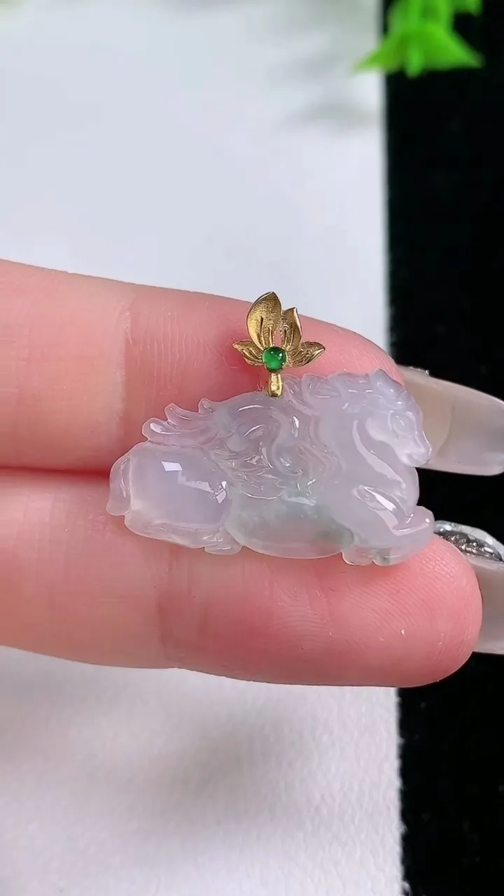 天然A货翡翠生肖马吊坠，尺寸14.2-25-3.7，重量:2.60g
1月27日