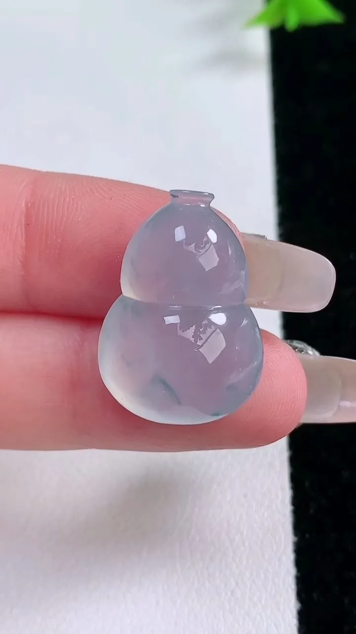 天然A货翡翠种飘花葫芦镶嵌件，尺寸23.3-16.6-8.6，重量:4.96g
1月27日