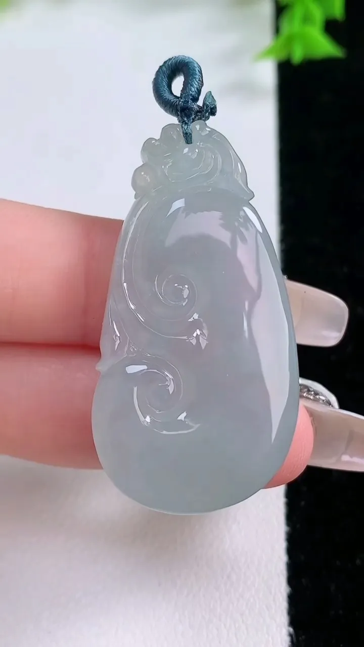 天然A货翡翠如意吊坠，尺寸41.7-22-7.8，重量:14.24g
1月27日