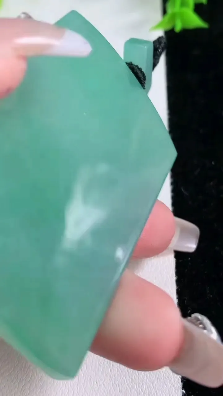 天然A货翡翠无事牌吊坠，尺寸61-40-5，重量:42.90g
1月27日