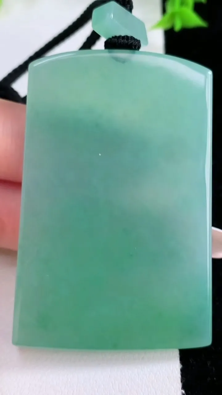 天然A货翡翠无事牌吊坠，尺寸61-40-5，重量:42.90g
1月27日