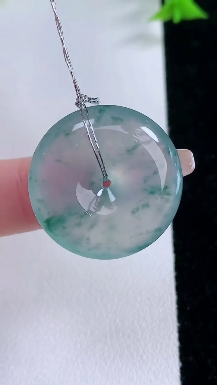 天然A货翡翠种飘花平安扣吊坠，尺寸25.2-6，重量:8.00g
1月27日