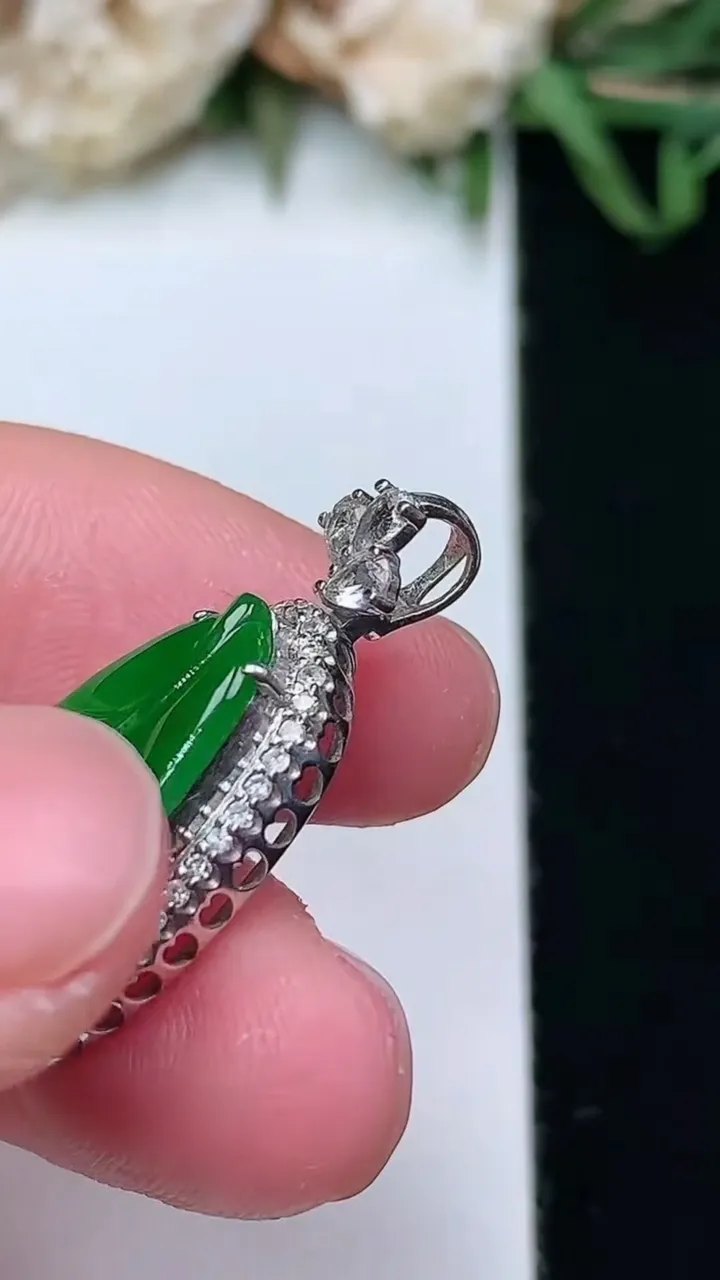 天然A货翡翠金枝玉叶 叶子吊坠，尺寸27.4-12.6-6，裸石18.8-10，重量:2.97g
1月27日