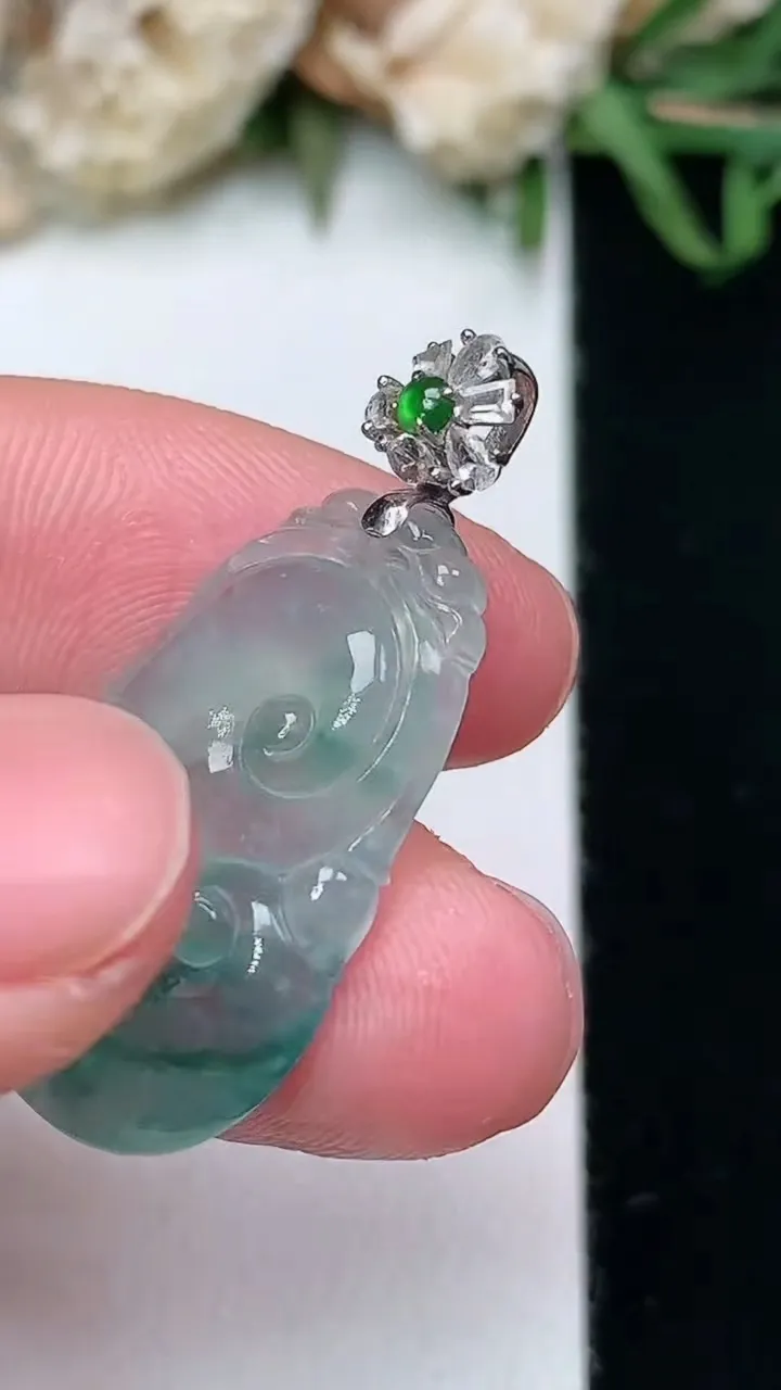 天然A货翡翠飘花如意吊坠，尺寸24.4-16-3.5，重量:3.22g
1月27日