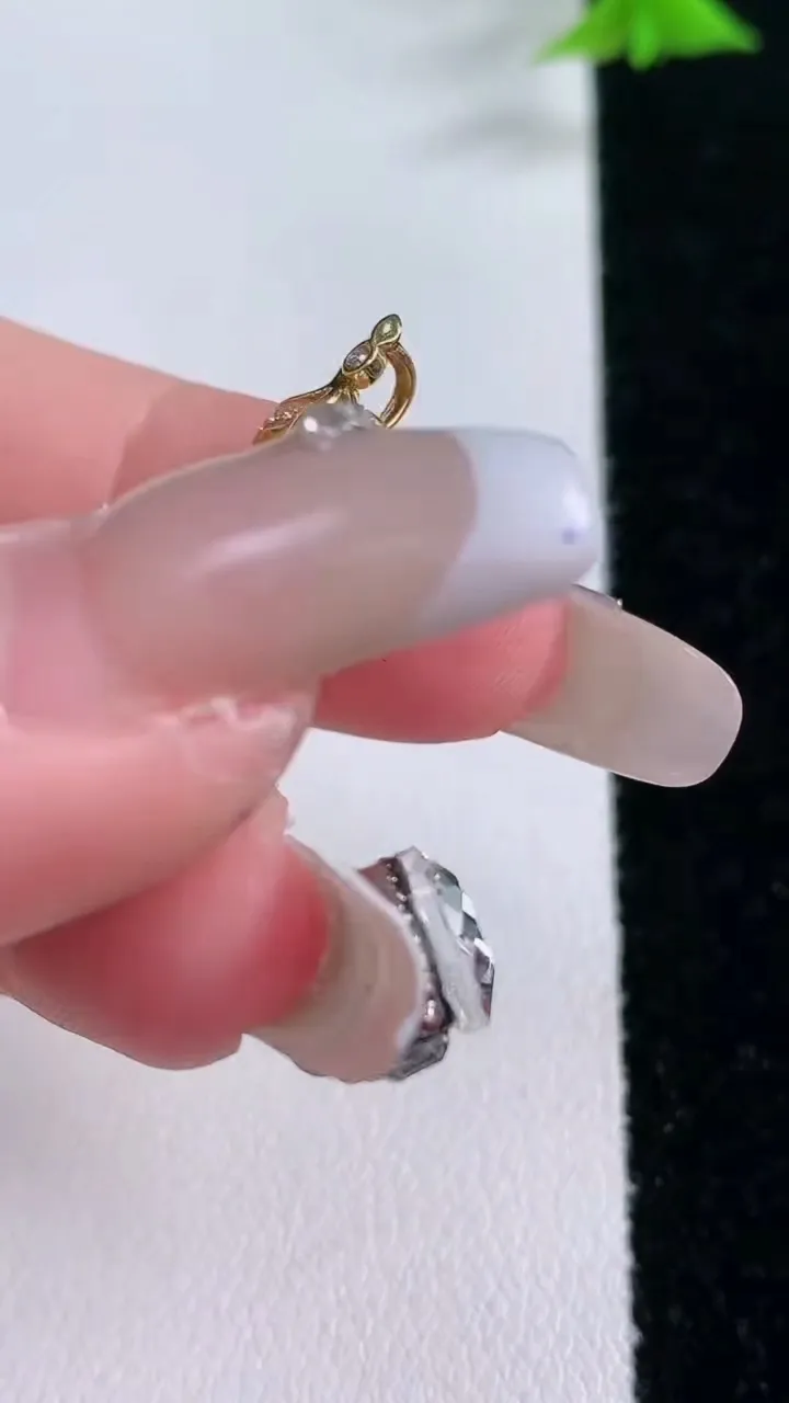 天然A货翡翠福瓜吊坠，尺寸23.6-14.5-3.7，重量:3.64g
1月27日