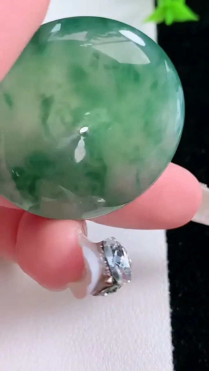 天然A货翡翠种飘花平安扣吊坠，尺寸34.2-7.7，重量:18.40g
1月27日